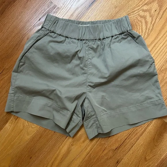 Everlane Easy Shorts in Sage Green - Picture 3 of 3